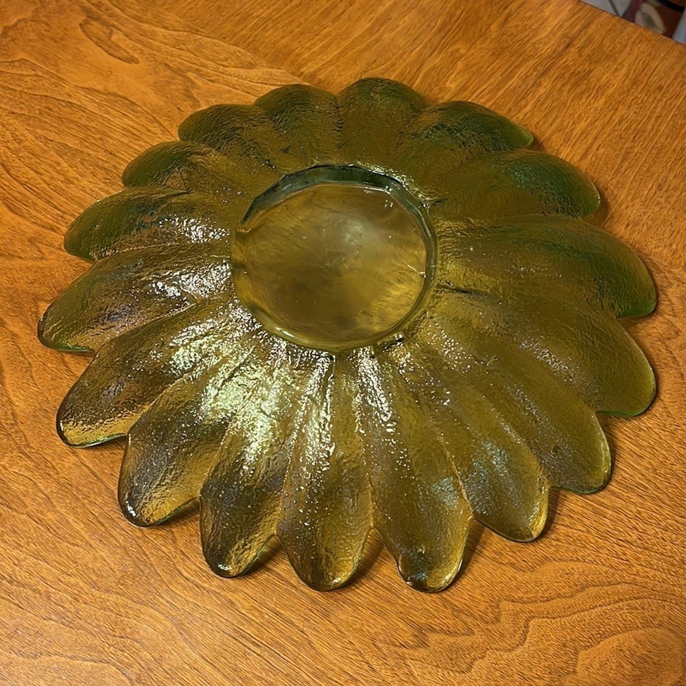 Vintage Blown Glass Daisy Bowl Green Glass Decorative Bowl Oversized Daisy Bowl - Picture 8 of 9